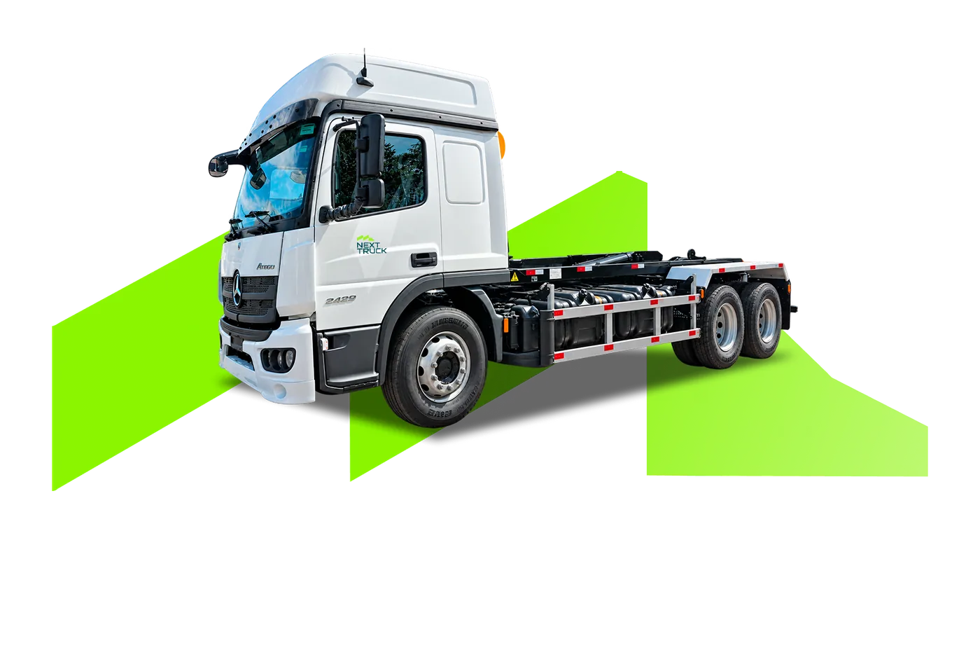 Caminhão Mercedes-Benz Atego branco com sistema roll-on roll-off sobre o chassi